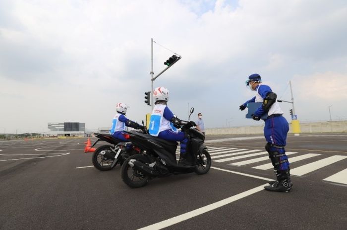 Para Instruktur Safety Riding Honda melakukan pelatihan di AHM Safety Riding Park, Deltamas Cikarang.