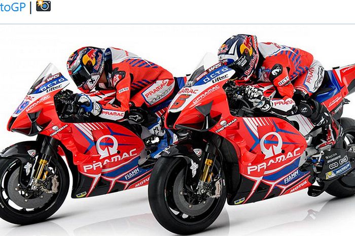 Duo pembalap Pramac Racing, Jorge Martin (kiri) dan Johann Zarco, berpose untuk peluncuran tim menjelang MotoGP 2021.