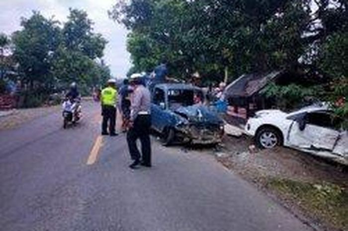 Honda Brio terlempar kena tinju Toyota Kijang Pikap saat hendak menyalip di dusun Paroto, Samaelo, Barebbo, Bone, Sulawesi Selatan
