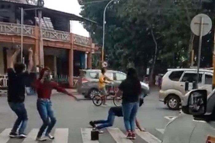 Sekelompok remaja berjoget di Zebra Cross viral di Lumajang 