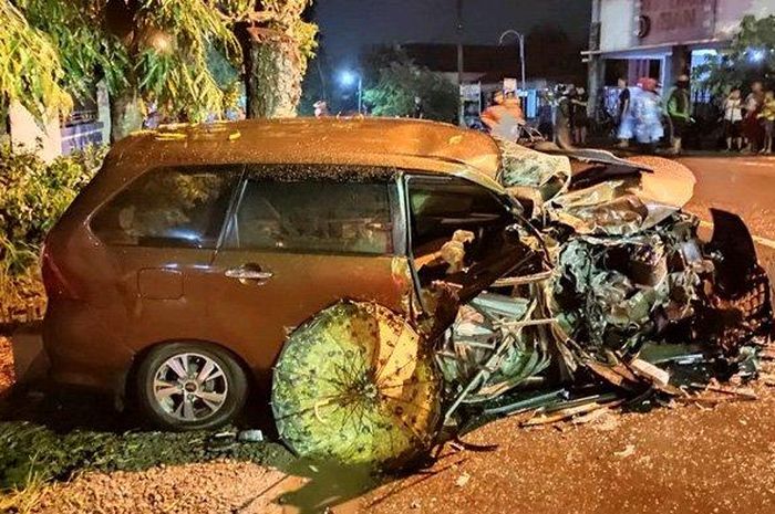 Daihatsu Xenia remuk parah, ruang mesin terkelupas dan terpotong hajar truk di Jl MT Haryono, Beduri, Ponorogo, Jawa Timur