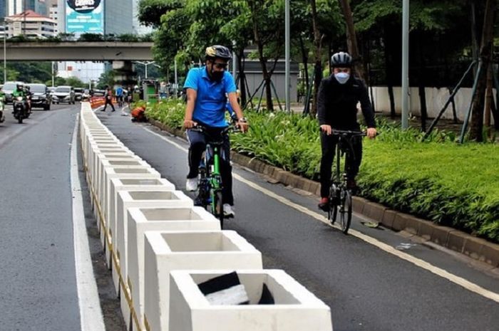 Jalur sepeda berpembatas beton di Jalan Sudirman-Thamrin, Jakarta.