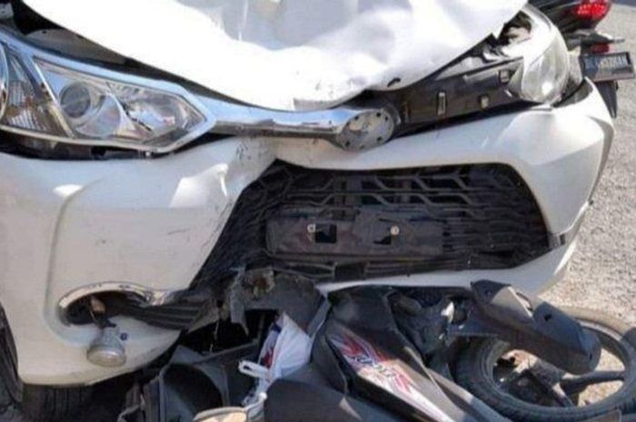 Toyota Avanza tertusuk Honda BeAT hingga menancap di kolong bawah mesin di jalan lintas Medan-Banda Aceh, desa Mane Tunong, Muara Batu, Aceh Utara
