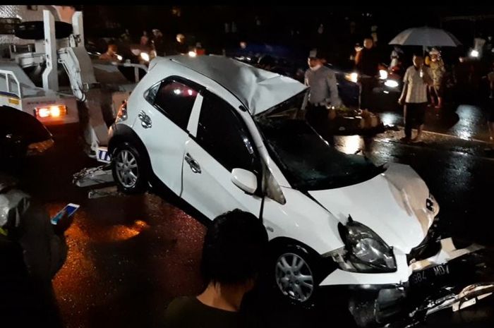 Honda Brio yang terlibat kecelakaan beruntun di tanjakan Silayur, Ngaliyan, kota Semarang