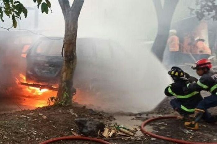 Toyota Avanza yang terbakar bersama rumah semi permanen, Yamaha NMAX dan tiga unit sepeda di kabupaten Subang, Jawa Barat