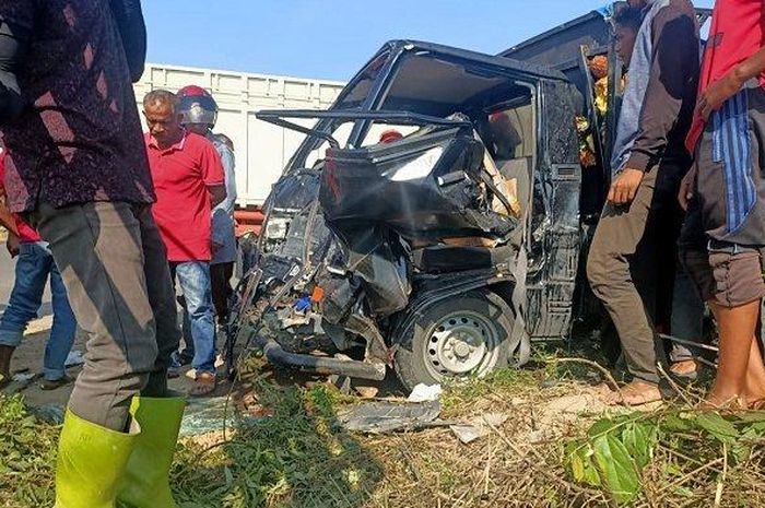 Mitsubishi L300 hantam L300 lain yang tengah parkir di bahu jalan raya Banda Aceh-Medan, Gampong Nicah Awe, Simpang Ulim, Aceh Timur