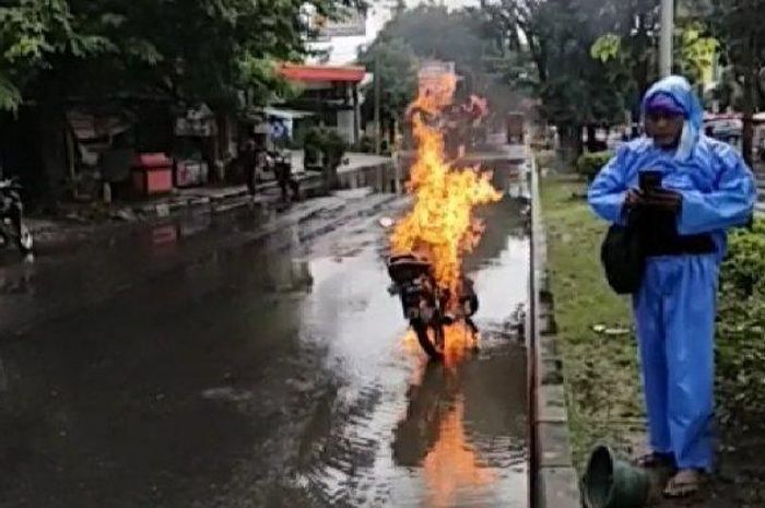 Honda MegaPro terbakar di depan kampus USM, jalan arteri Soekarno-Hatta, Semarang, Jawa Tengah