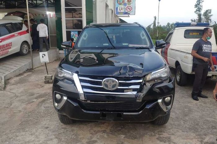 Toyota Fortuner dinas Bupati Sambas, Atbah Romin Suhaili tabrak bocah berusia 11 tahun hingga tewas di jalan raya Peniraman, Sungai Pinyuh, Mempawah, Kalimantan Barat, (25/2/21).
