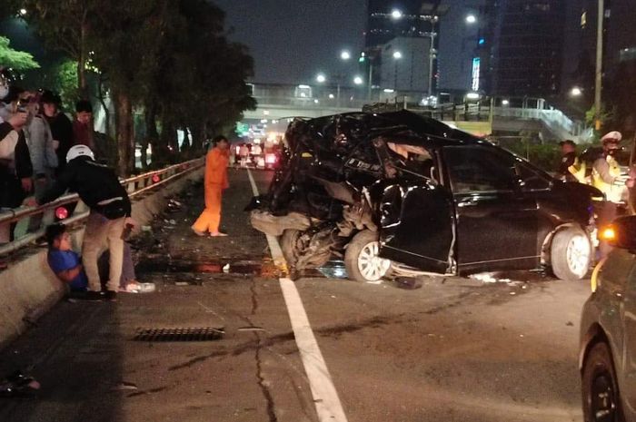 Toyota NAV1 melengkung dan habis belakang, kecelakaan kontra Range Rover 5.0 Autobiohraphy dan Mitsubishi Pajero Sport di tol Semanggi, arah Pluit, Jakarta Utara, (25/2/21)