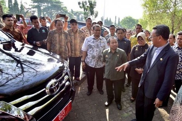Gubernur Sulawesi Selatan, Nurdin Abdullah melakukan pemeriksaan fisik kendaraan dinas.