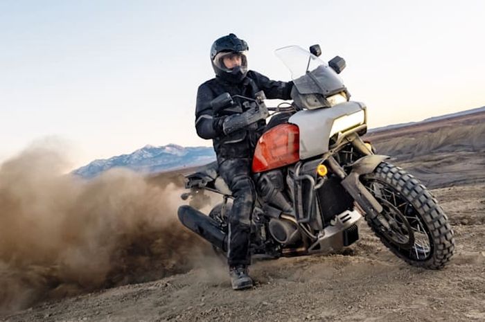 motor gede (moge) adventure Harley-Davidson Pan America 1250 2021 mengaspal.