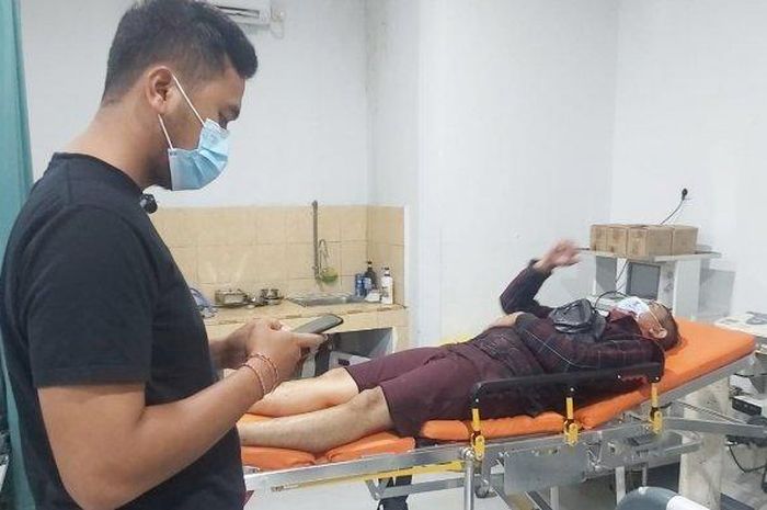 Korban Deri masih terbaring di Rumah Sakit Ciputra, Jakarta Barat karena mengalami luka sayatan di lehernya saat hendak menjemput Rafly di Terminal 2 Bandara Soekarno-Hatta, Jumat (26/2/2021).