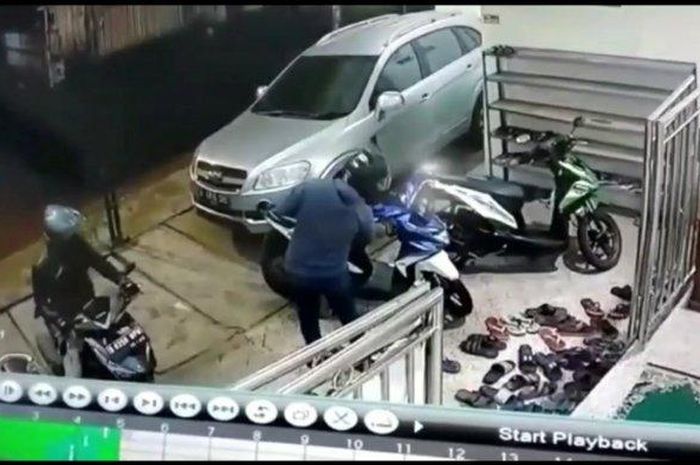 Rekaman CCTV Aksi pencurian sepeda motor terjadi di Masjid Jami Al-Istiqomah di Jalan Bangka Raya, Mampang Prapatan, Jakarta Selatan 