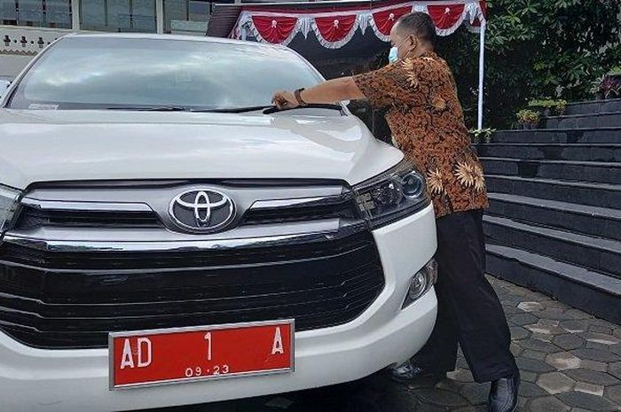 Toyota Kijang Innova sebagai mobil dinas Gibran Rakabuming Raka.