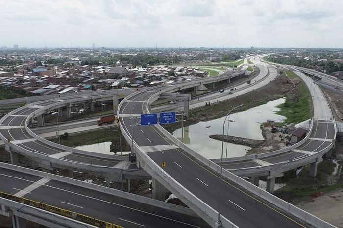 Ilustrasi jalan tol dalam Kota Medan.