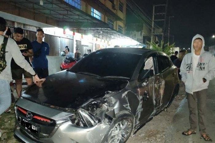 Mazda2 babak belur setelah diduga terlibat kecelakaan