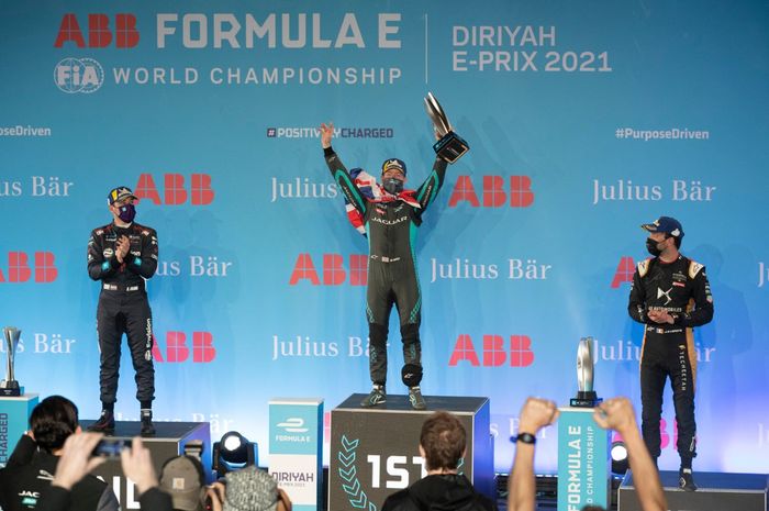 Sam Bird (tengah) berhasil kubur keterpurukan untuk bawa kemenangan seri kedua Formula E Arab Saudi