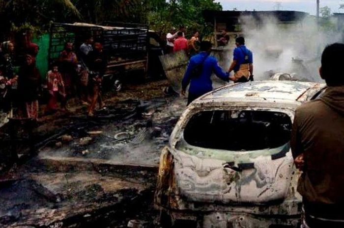 Diduga Daihatsu Ayla dan Gran Max bersama lima motor ikut terbakar di kebakaran rumah panggung di Sajoanging