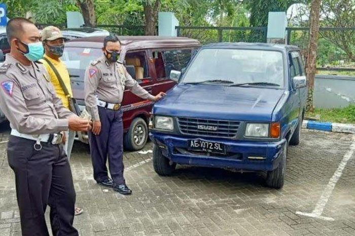 Isuzu Panther seruduk Yamaha Jupiter Z1 asal nyelonong di perempatan kabupaten Ponorogo, Jatim