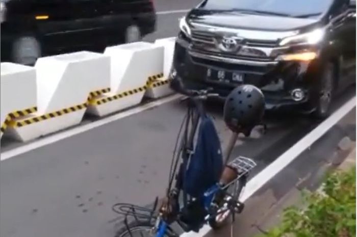 Toyota Vellfire diadang sepeda lipat karena terobos jalur sepeda permanen Jl Jenderal Sudirman, Jakarta Pusat