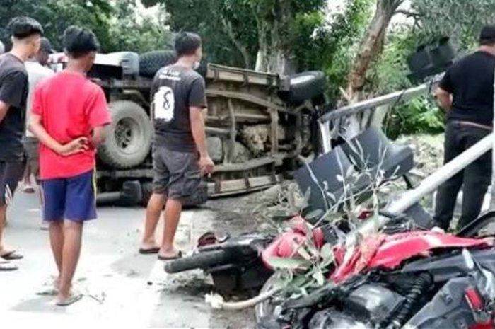 Kecelakaan maut Mitsubishi Strada Triton terjang Honda Vario 110, Vario 125 dan Yamaha Mio J di jalan raya Gurah Pare, Kediri, Jawa Timur
