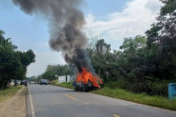 Mitsubishi L300 terbakar misterius di jalan lintas Sumatera, Tabir Lintas, Merangin, Jambi, (28/2/21)