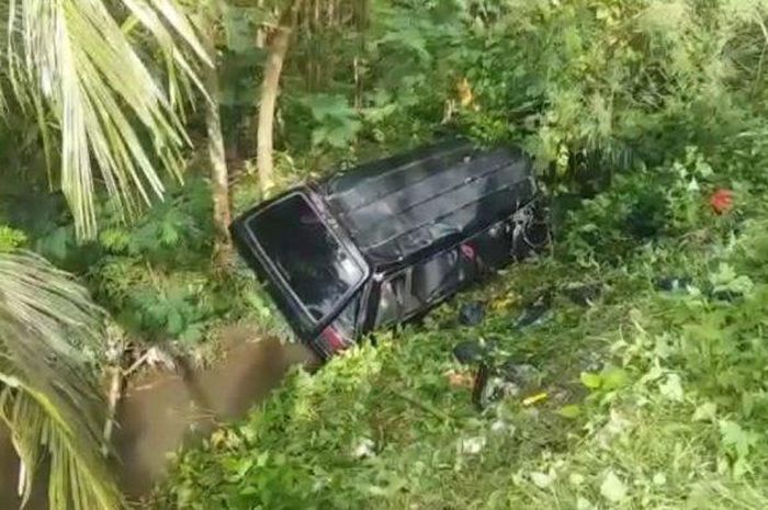 Suzuki Carry anjlok ke jurang sedalam 10 meter karena ban pecah