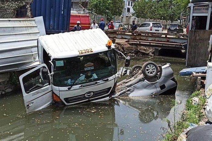 Toyota Avanza jungkir balik di kali setelah disundul truk trailer ngeblong