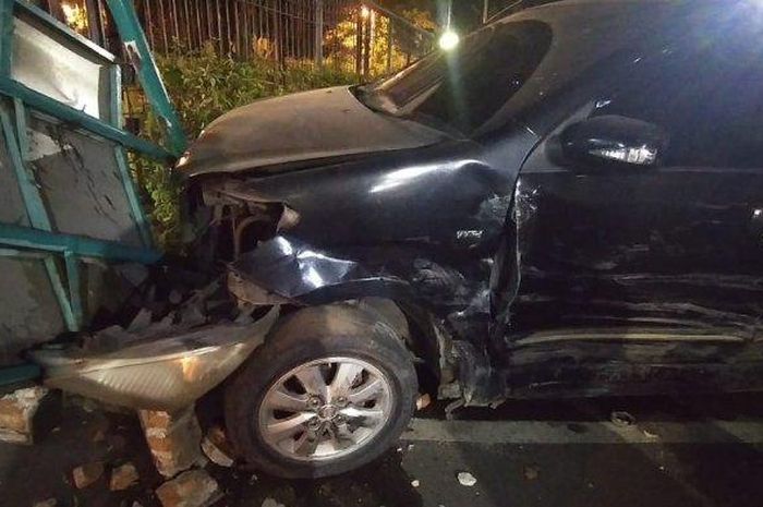 Toyota Avanza berakhir tumbuk pagar tembok usai naik pembatas jalan sambar Nissan Juke di Jl MT Haryono, Medan Timur, kota Medan, Sumatera Utara