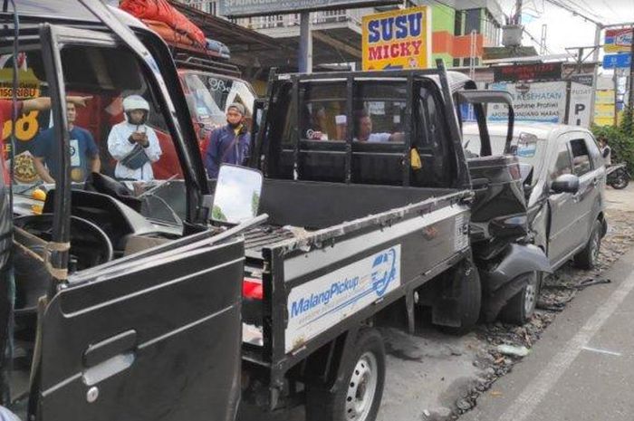 Daihatsu Xenia Tabrak 2 Pikap di Karangploso Malang