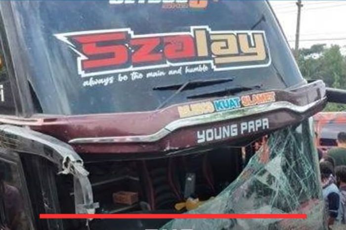 Bus PO Sudiro Tungga Jaya Szalay tabrak tiga motor di jalan lintas Salatiga-Karanggede Boyolali, dusun Gumul, Ngasinan, Susukan, kabupaten Semarang, Jawa Tengah, (1/3/21).