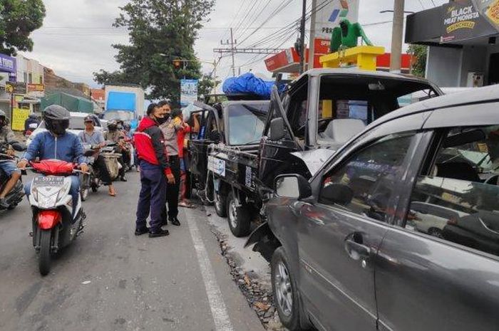 Daihatsu Xenia terjang dua Suzuki Carry pikap parkir di jalan raya Kertanegara, desa Ngijo, Karangploso, Malang, Jatim