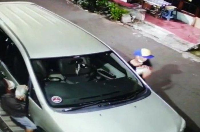 Rekaman video 16 detik tiga orang dengan cepat memetik spion Toyota Kijang Innova di Jl Cipinang Kebembem VII, Pisangan Timur, Pulogadung, Jakarta Timur.