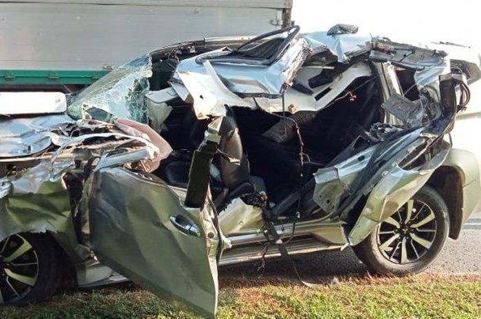 Mitsubishi Pajero Sport rusask parah setelah hajar truk di depannya