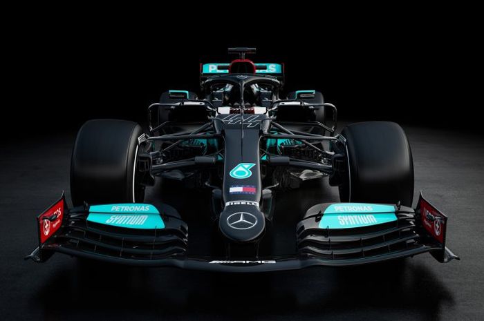 Mercedes AMG Petronas saat ini baru umumkan Lewis Hamilton untuk tahun depan. 