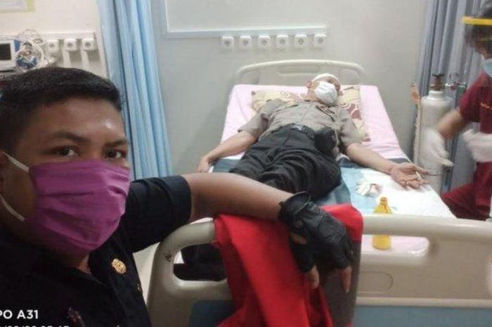 Anggota polisi dari Polsek Metro Menteng, Jakarta Pusat, dirawat di rumah sakit, karena dibacok anggota geng motor pada Selasa (2/3/2021). 