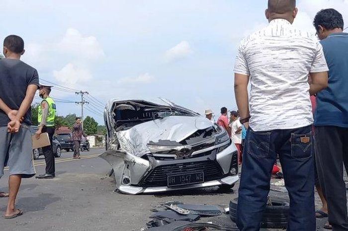 Toyota Avanza koprol sejauh 100 meter usai senggol ban truk dalam kecepatan tinggi di jalan lintas Tebo-Bungo KM 7, Muara Tebo, Tebo Tengah, Tebo, Jambi