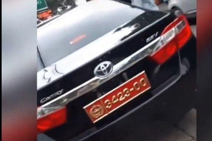Toyota Camry nopol Mabes TNI yang sempat dipamerin wanita untuk menyindir seseorang ternyata pakai pelat bodong