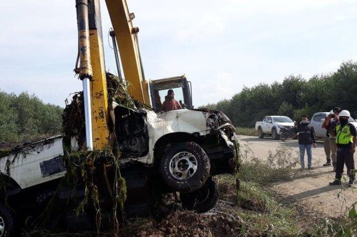 Toyota Kijang Kapsul pikap yang ditemukan terendam di kanal perkebunan PT WKS Mendahara Ulu, Tanjung Jabung Timur, Jambi. Kabin berisi kerangka manusia
