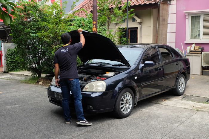 Proses Carsome melakukan inspeksi mobil bekas di rumah konsumen