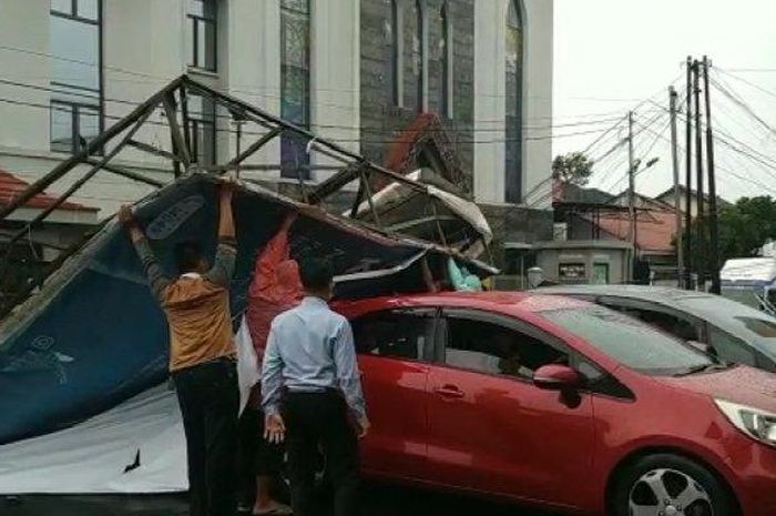 KIA Rio, Honda Jazz dan satu mobil lain ketiban baliho ambruk ketika parkir di halaman bank Jl Mayor Utarya, kota Tasikmalaya, Jawa Barat
