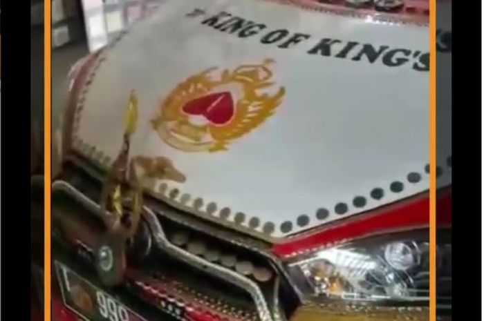 Toyota Yaris Sultan, bodi nempel berlian, emas, uang dollar sampai batu giok