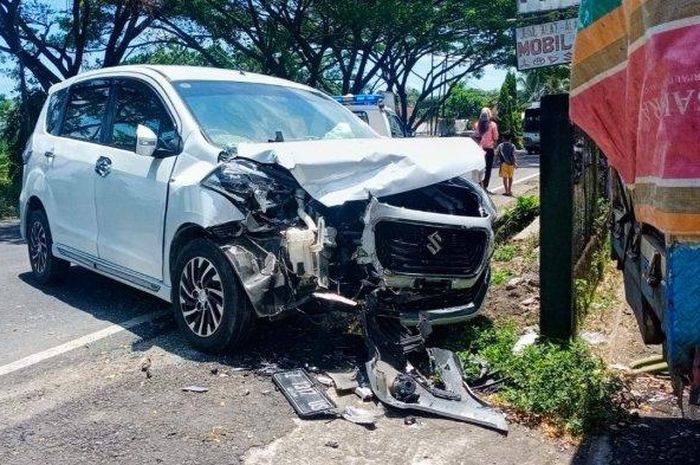 Suzuki Ertiga Dreza terkoyak diparut truk banting setir ulah Toyota Avanza di jalan raya Pangandaran-Cijulang, dusun Kedungrejo, Wonoharjo, Pangandaran, Jawa Barat, (4/3/21).