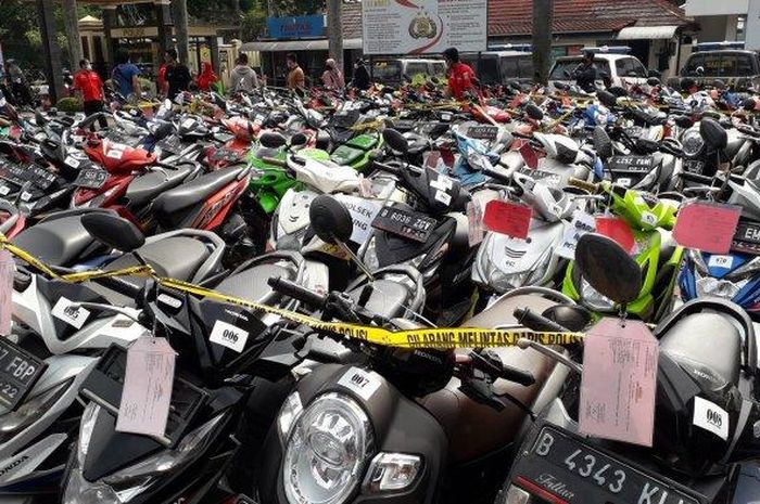 Sebanyak 124 motor, 9 unit mobil dan satu truk curian diamankan Polres Bogor dari operasi Jaran Lodaya 2021 selama 10 hari, 60 orang diborgol