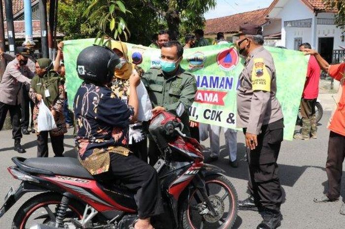 Polres dan Perhutani hadiahi warga yang taat prokes dengan bibit tanaman buah, Jumat (5/3/2021).  