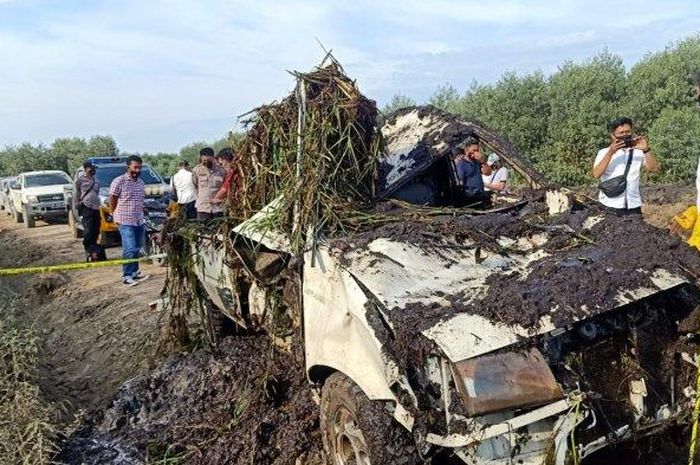 Toyota Kijang Kapsul Pikap yang ditemukan eskavator, terendam di kanal perkebunan berisi kerangka manusia di Mendahara Ulu, Tanjung Jabung Timur, Jambi, (3/3/21).