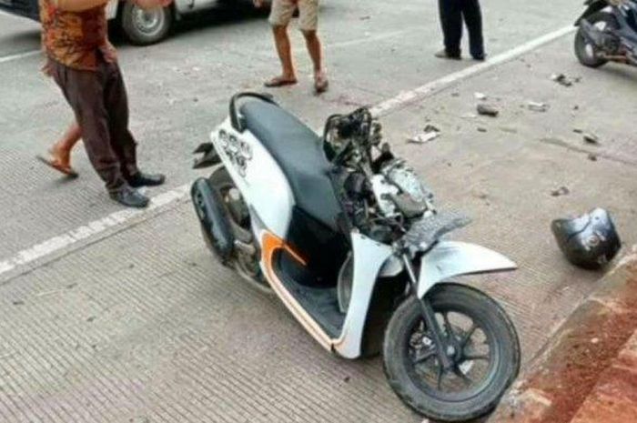 Honda Scoopy ringsek setelah menghujam truk di depan