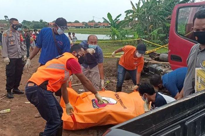 Penemuan mayat lelaki paruh baya di lahan kosong di Desa Pabean Udik, Kecamatan/Kabupaten Indramayu, Kamis (4/3/2021).