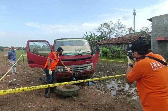 Polisi olah TKP sebuah Toyota Dyna yang di dalam kabinnya ditemukan jasad pria dengan kondisi sudah membusuk di lahan kosong desa Pabean Udik, Indramayu, Jawa Barat