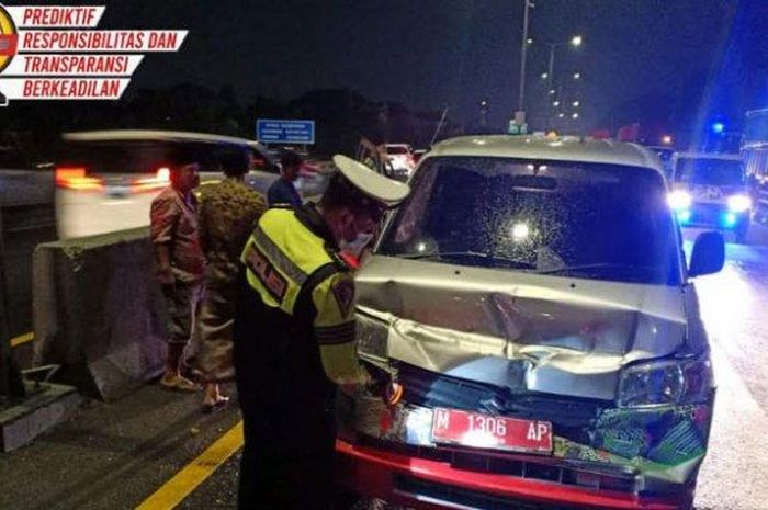 Suzuki APV pelat merah tabrakan beruntun di ruas tol Waru-Perak, KM 14/B, (4/3/21)